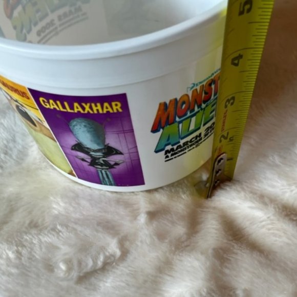 Dreamworks Monsters Versus Aliens 2009 Popcorn Bucket - Picture 9 of 11